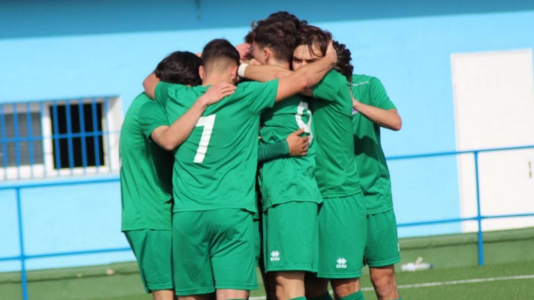 Jugadores del filial celebrando uno de los goles ante el Chipiona