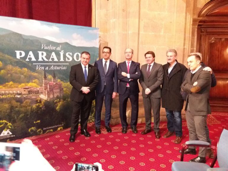 Asistentes al acto de presentación del estand de Asturias en Fitur y el programa de actividades