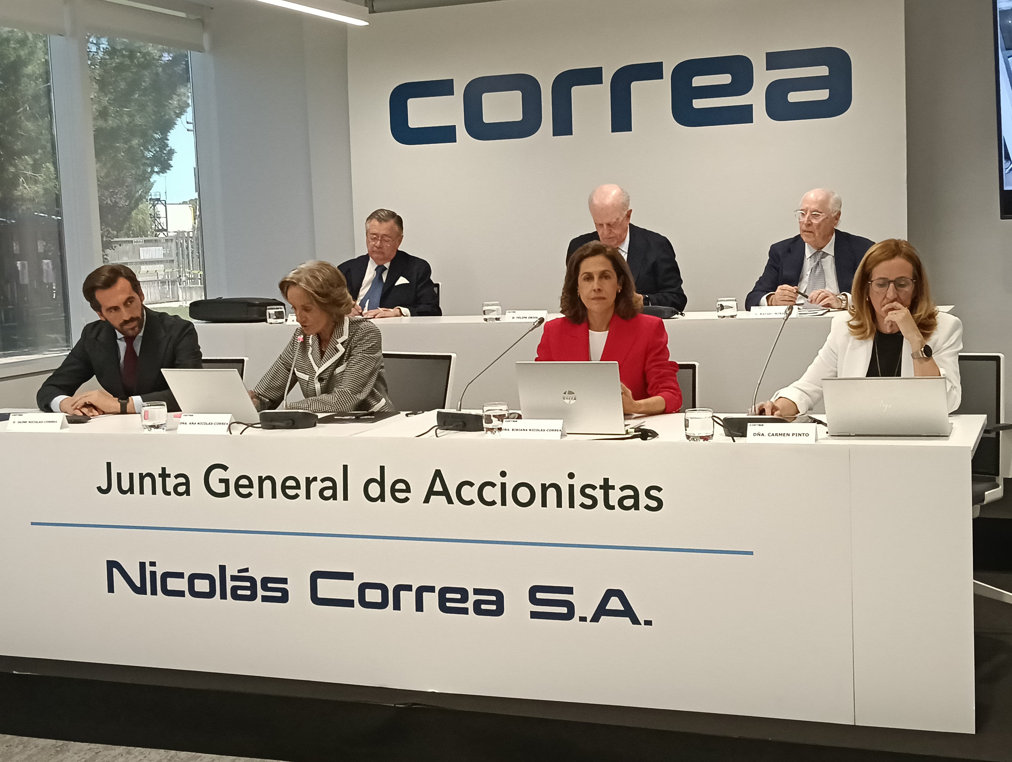 Abajo de dch a izq. Carmen Pinto, CEO; Bibiana Nicolás Correa,  presidenta; Ana Nicolás Correa, secretaria; Jaime Nicolás Correa, Vicepresidente.Arriba, de dcha a izda, vocales: Rafael Miranda, Felipe Oriol y Alfredo Sáez