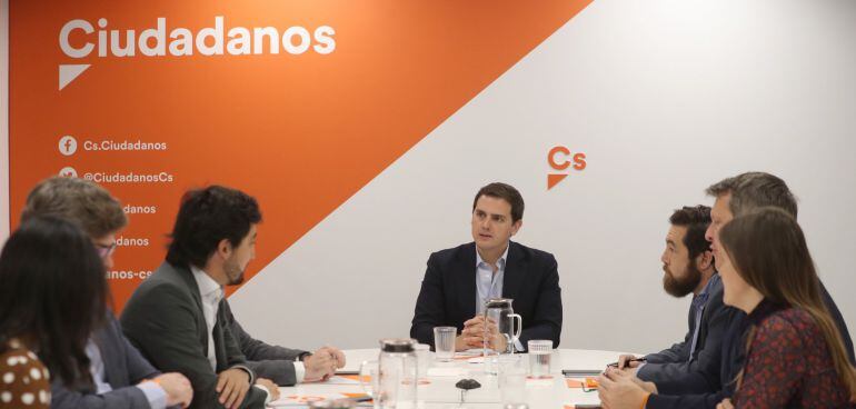 El líder de Ciudadanos, Albert Rivera (i), junto al secretario general, José Manuel Villegas, durante la reunión del Comité Permanente del partido