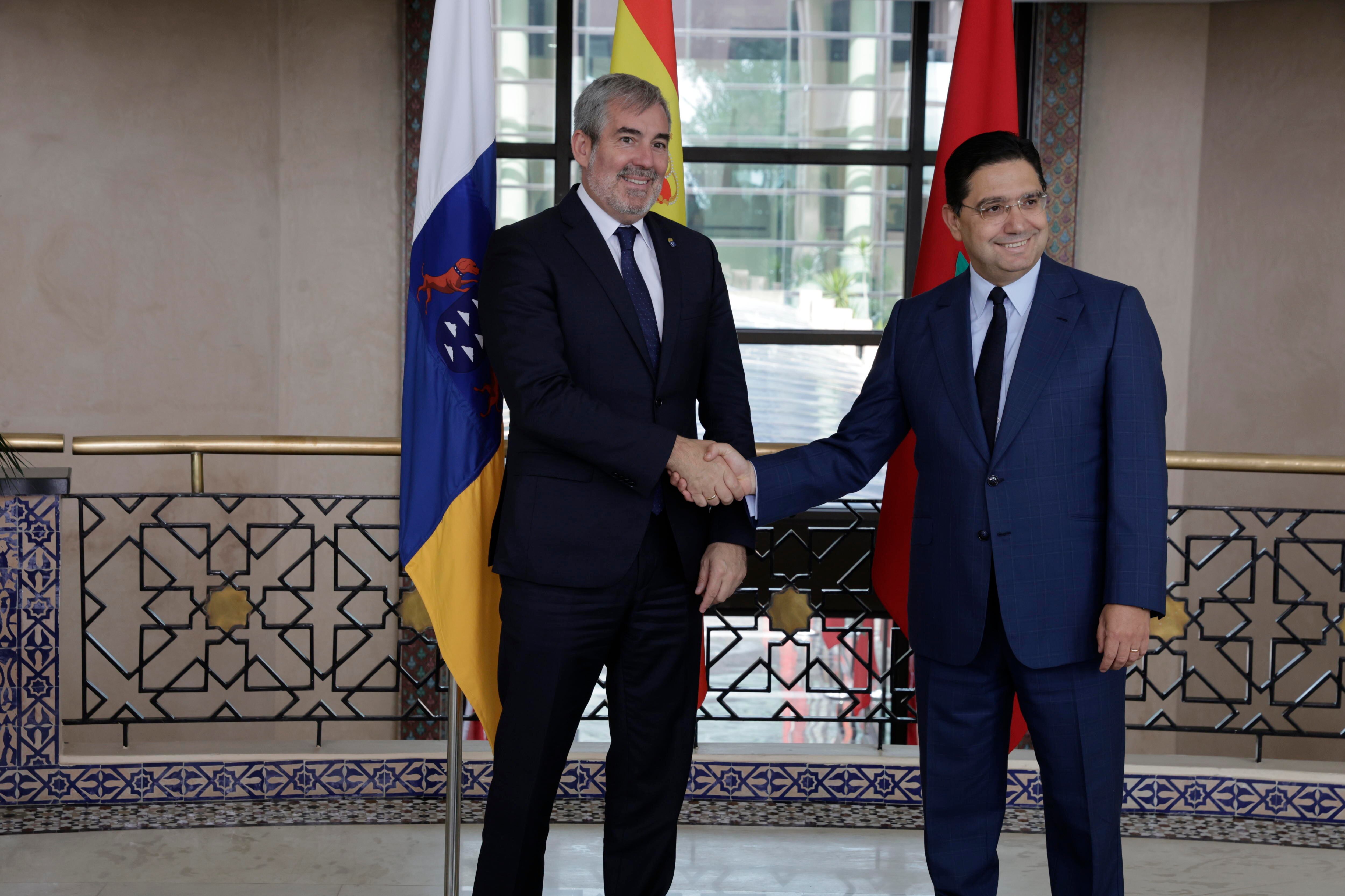 El Ministro de Asuntos Exteriores de Marruecos, Nasser Bourita (d), da la bienvenida al Presidente regional de Canarias, Fernando Clavijo (i), antes de su reunión en Rabat, Marruecos, el 8 de octubre de 2024. EFE/EPA/JALAL MORCHIDI
