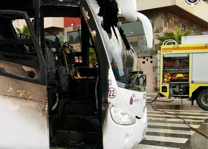 Autobús calcinado en La Línea