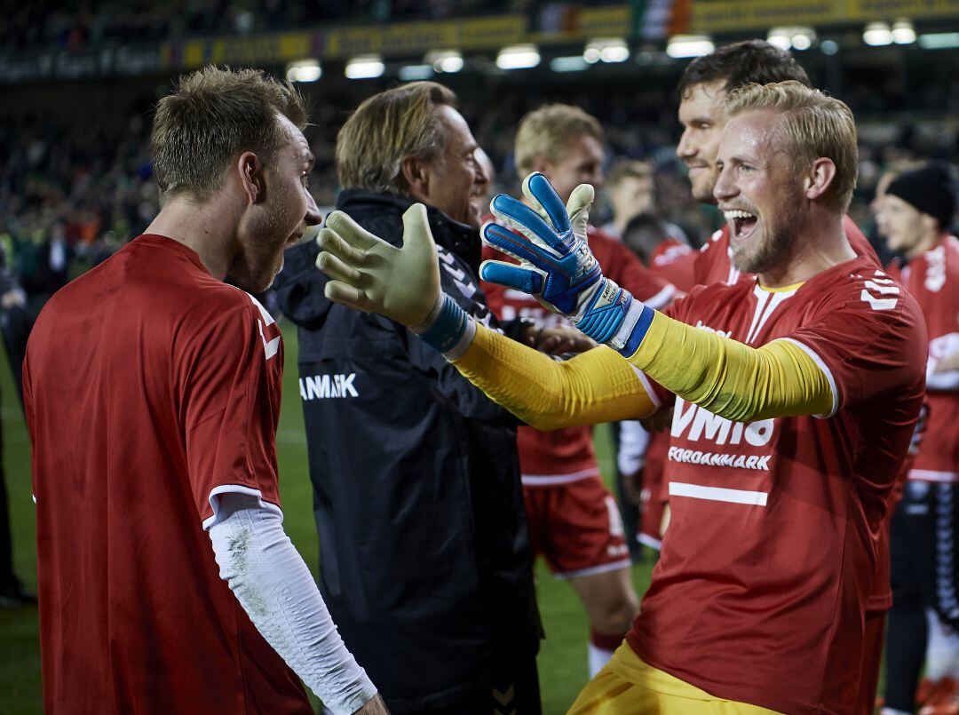 Eriksen yendo a darle un abrazo a Schmeichel 