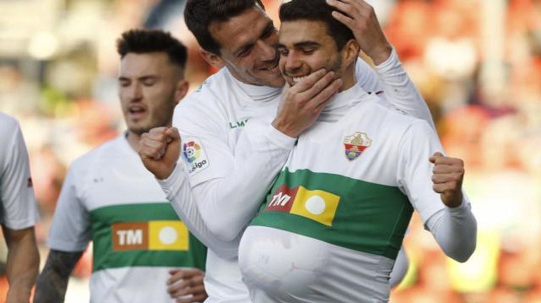 El jugador del Elche Alexánder celebra su gol con el balón debajo de la camiseta