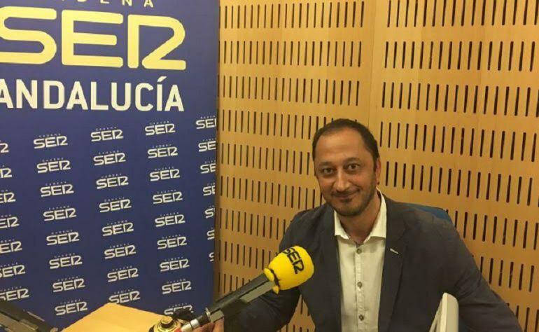 Alfonso Rodríguez Gómez de Celis durante una entrevista en Radio Sevilla. Imagen de archivo