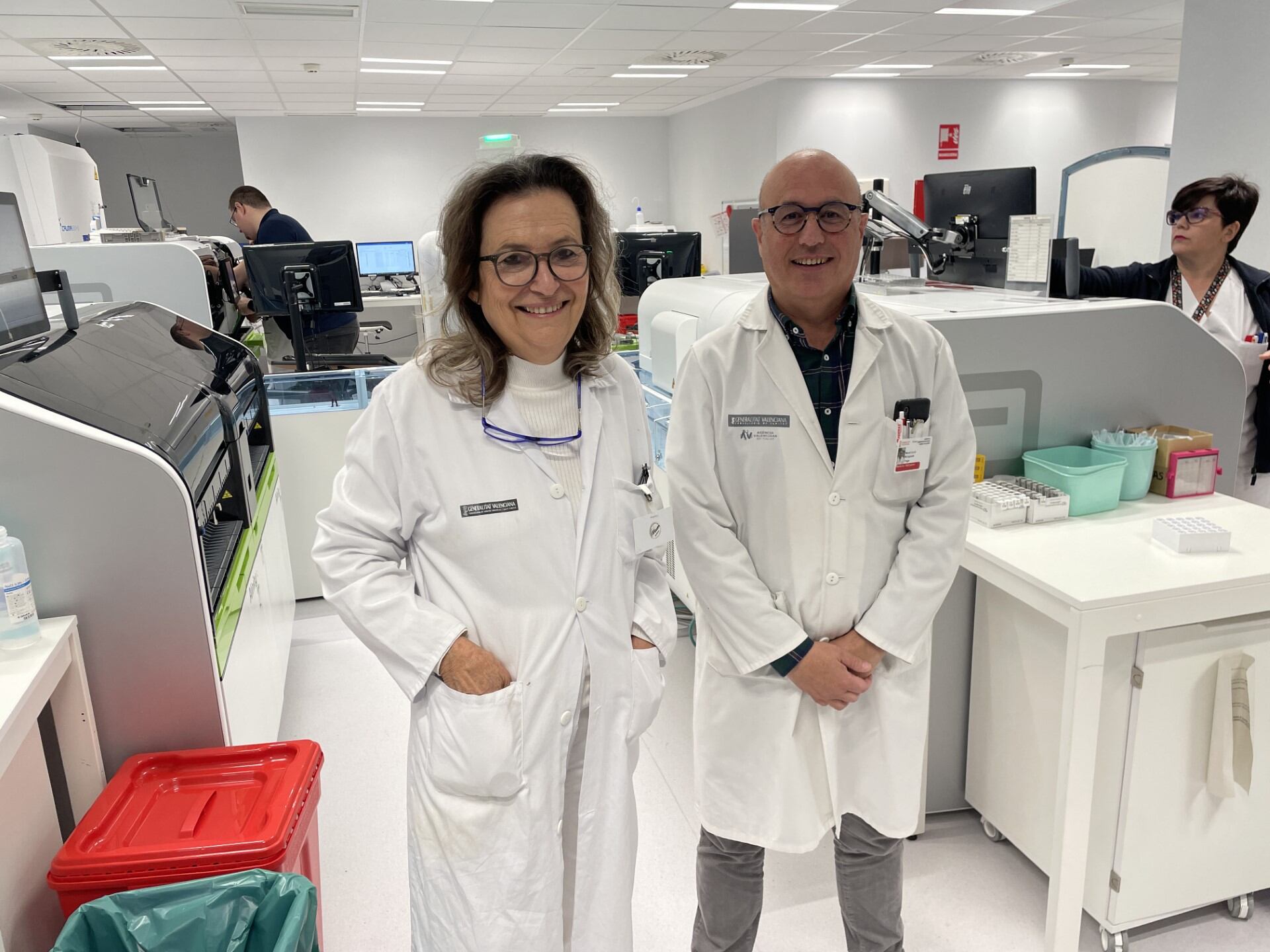 Maria Salinas, jefa de Laboratorio y Mauricio Mínguez, reumatólogo del Hospital Sant Joan d´Alacant