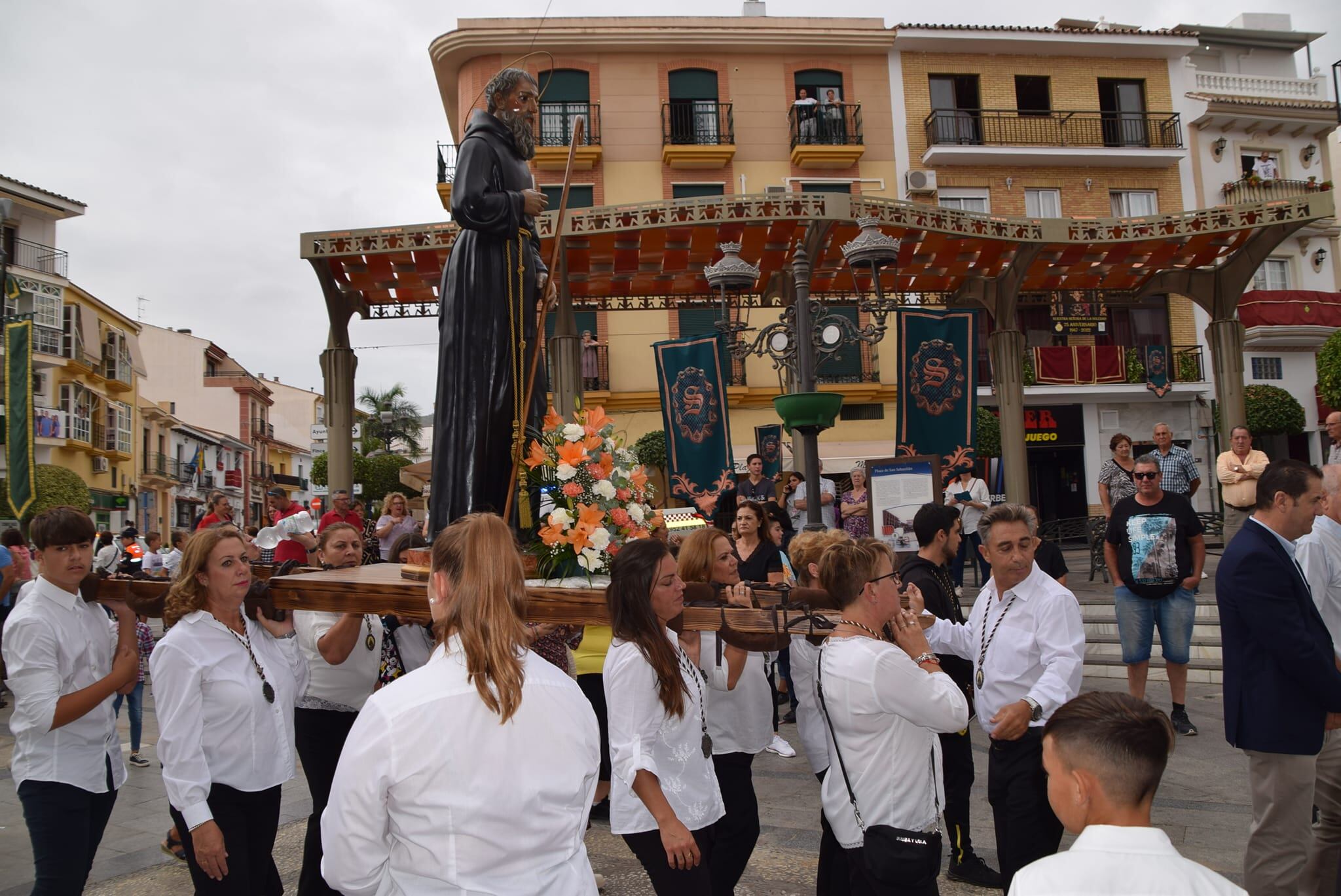 Procesionan a San Francisco de Paula por las calles de Alhaurín de la Torre (Málaga)