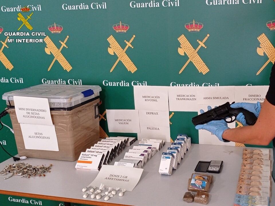 El dispositivo de la Guardia Civil h incautado toda la droga encontrada en la vivienda, así como 500€ o una pistola de aire comprimido