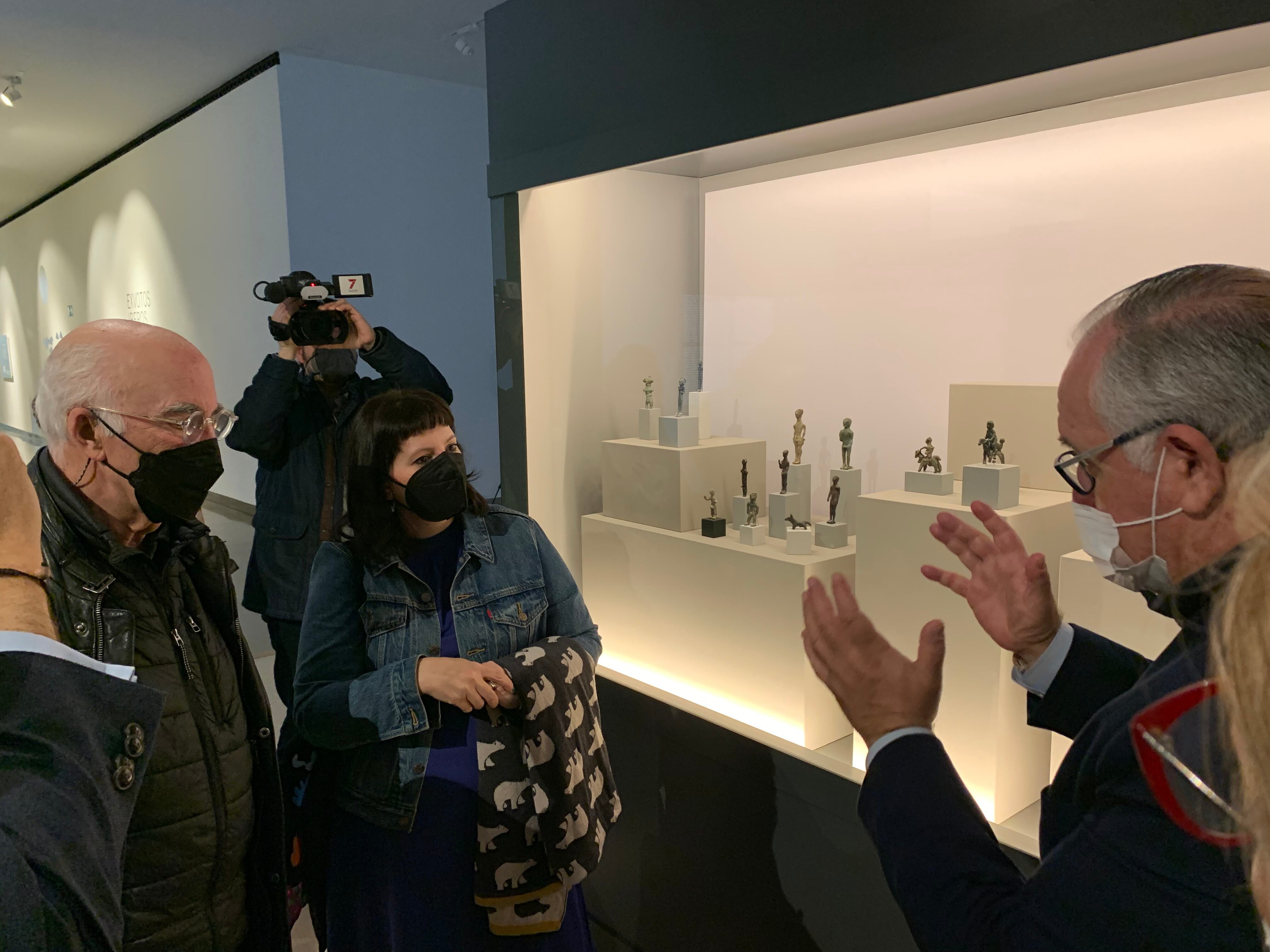 El delegado de Cultura, Jesús Estrella, charla con varios arqueólogos durante la inauguración de la entrevista.