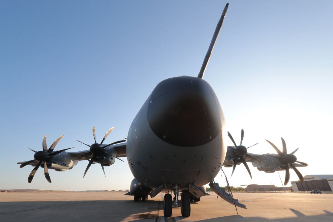 Un avión A440M despega desde la base aérea de Torrejón de Ardoz.