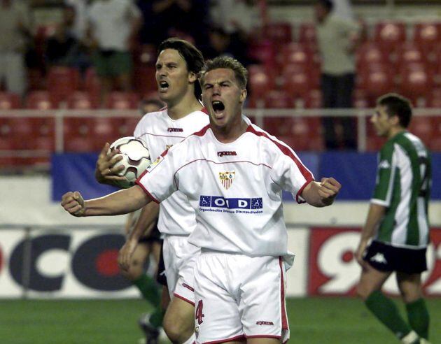 Antoñito celebra un gol contra el Betis, con el Sevilla