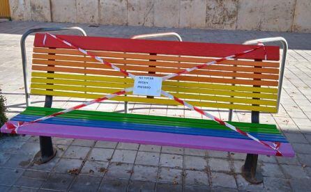 Imagen de uno de los nuevos bancos pintados con la bandera LGTB en la ciudad de València.