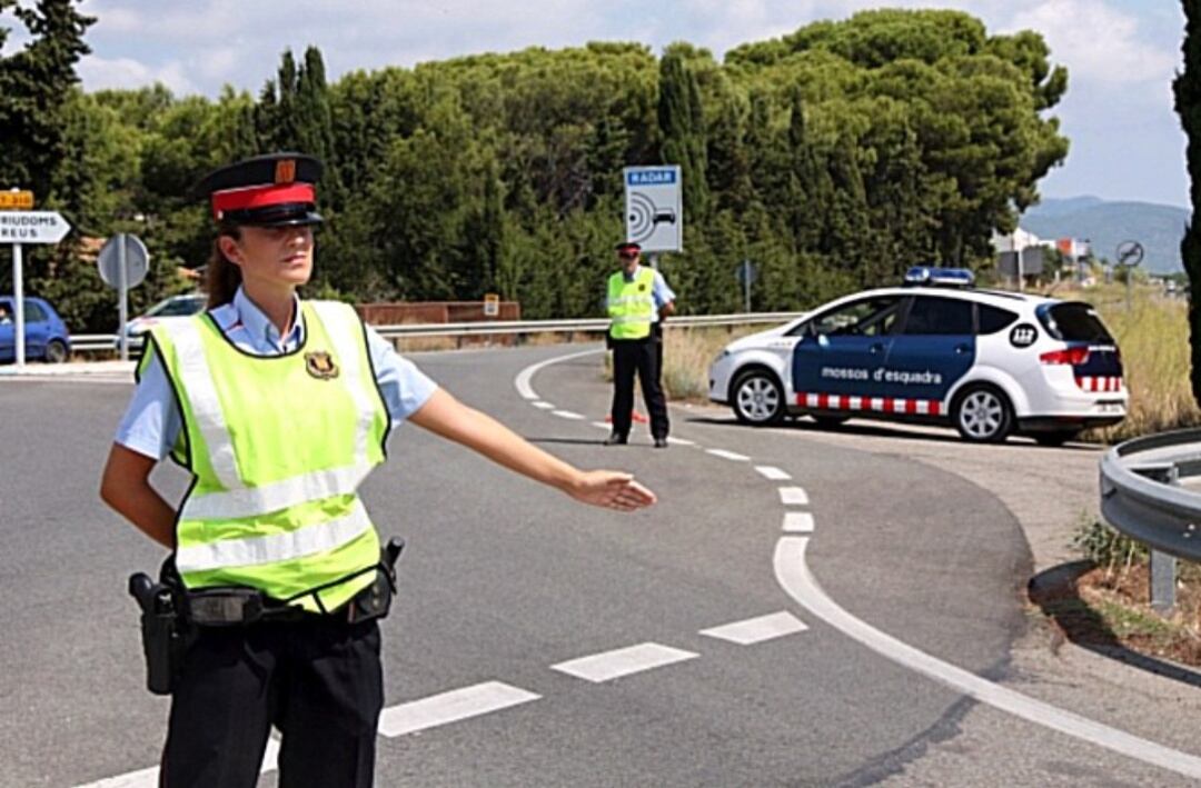 Els Mossos fent un control a peu de carretera