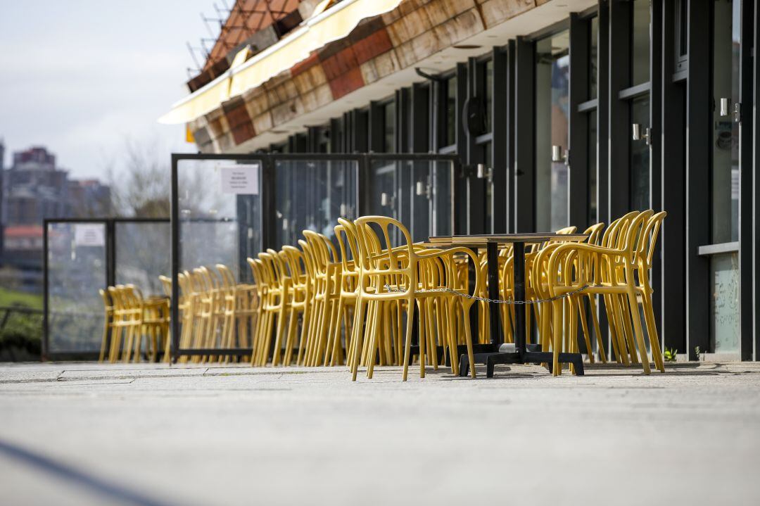 Imagen de una terraza vacía por el confinamiento