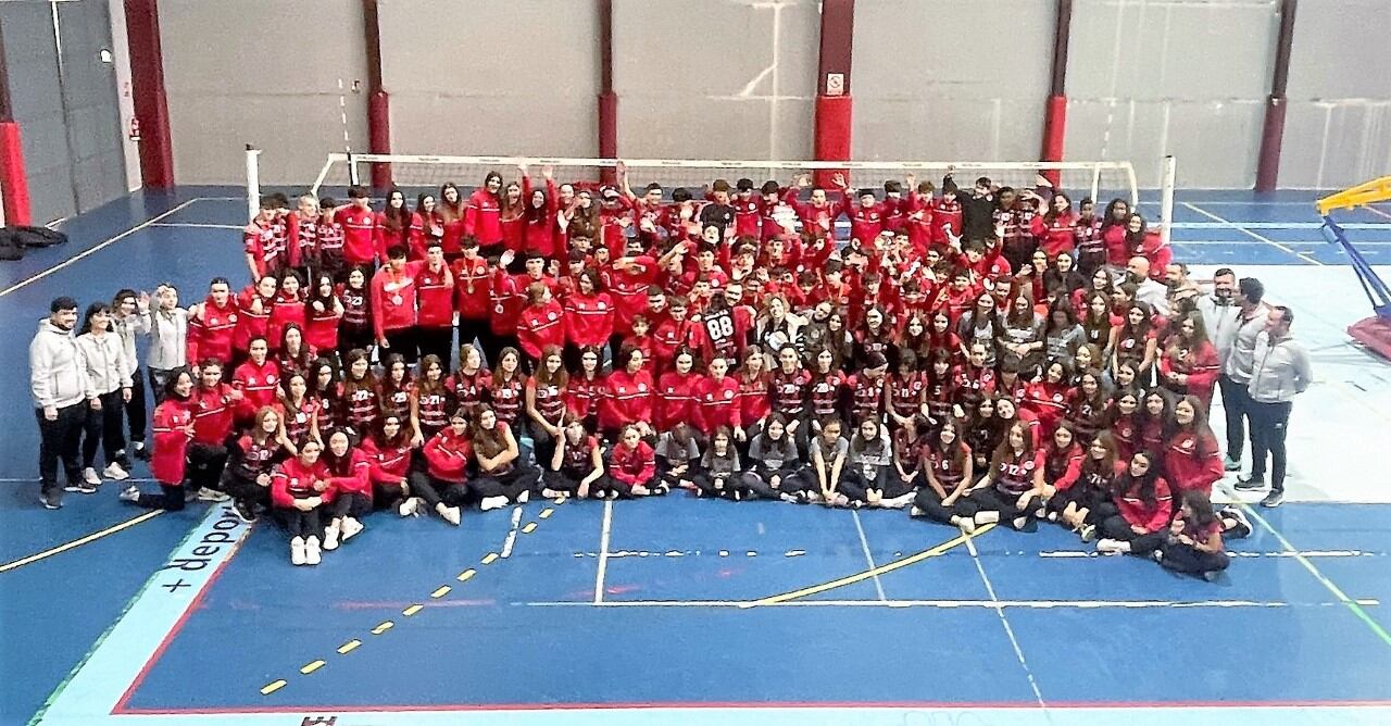 Las Escuelas Cacereñas de Voleibol, con el alcalde de Cáceres, Luis Salaya.