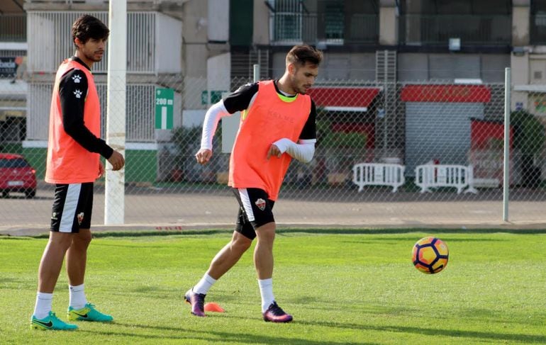 Correa con el balón ante la mirada de su compañero José Ángel