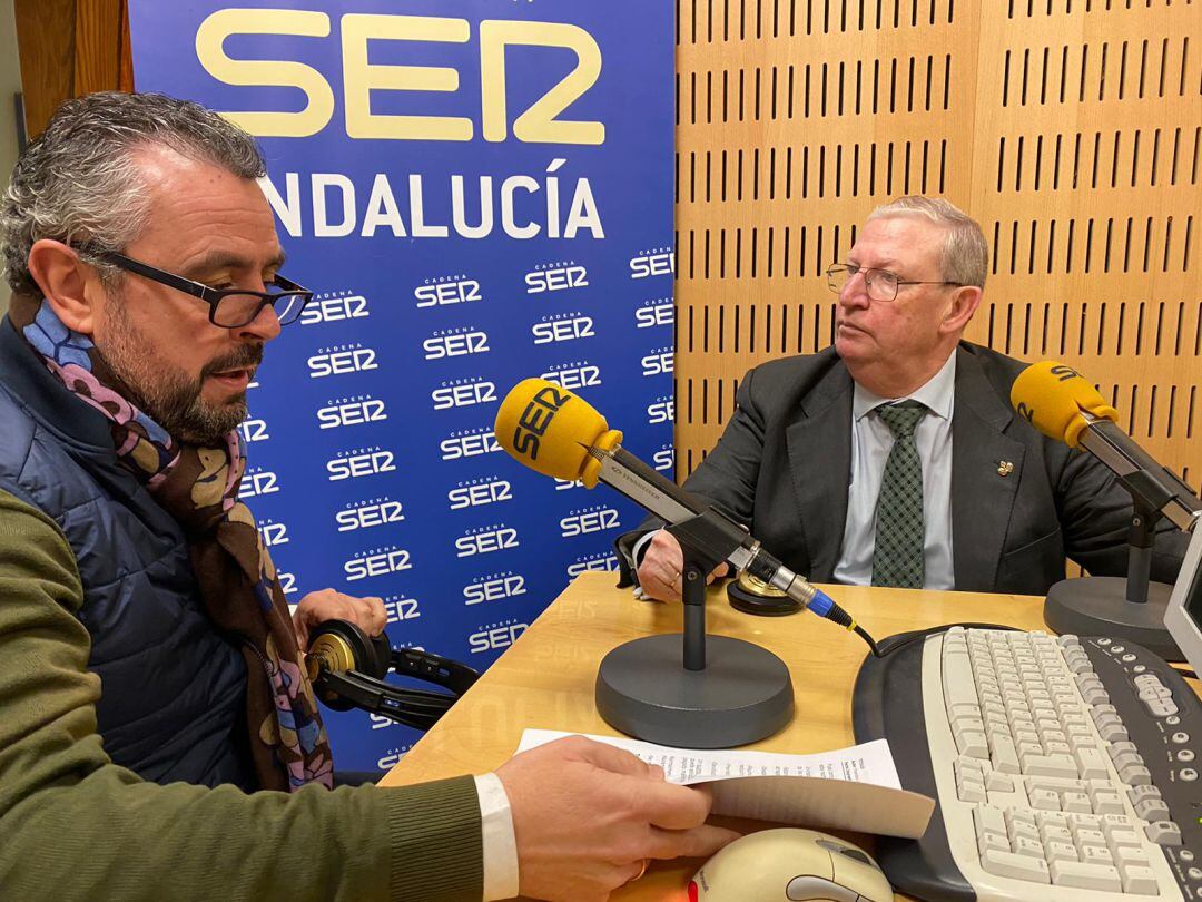 El presidente del Consejo de Cofradías, Francisco Vélez -a la derecha de la imagen-, junto a Paco García en el estudio del programa Cruz de Guía