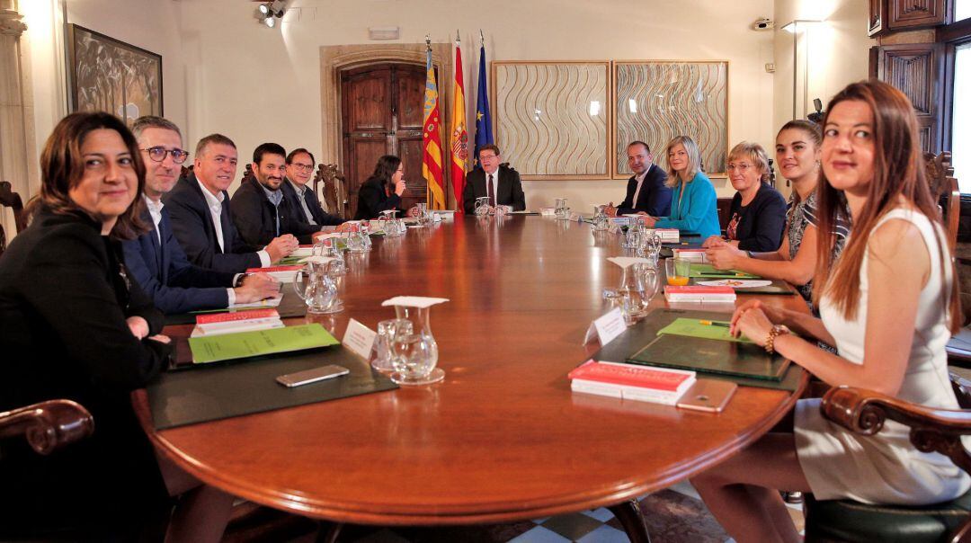 El president de la Generalitat, Ximo Puig (centro), preside el primer Pleno del Consell de la legislatura.