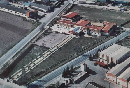 Fotografía aérea del centro educativo antes de la última ampliación que se realizó en la década de los 90