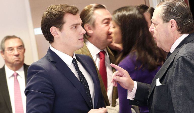 El presidente de Ciudadanos, Albert Rivera, conversa con el presidente de la Asociación Valenciana de Empresarios (AVE), Vicente Boluda, al comienzo de su desayuno de trabajo.