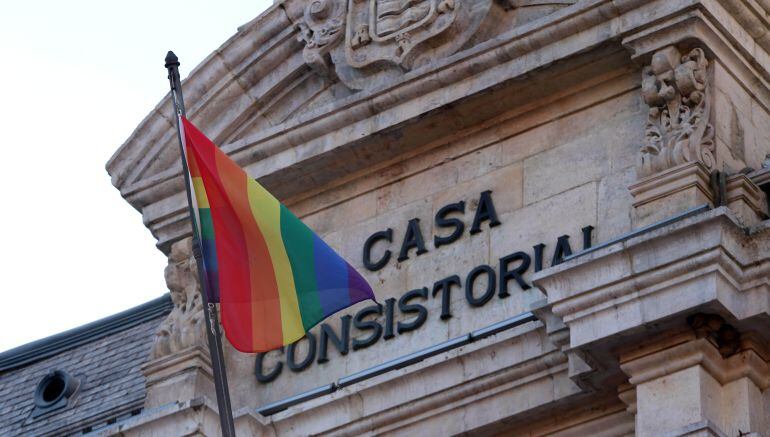 La bandera arcoiris ondea en el Ayuntamiento de Valladolid