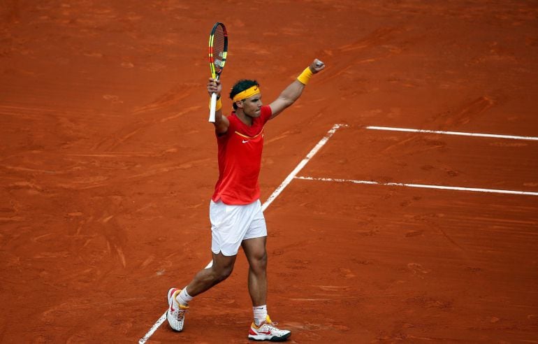 Foto de archivo: El jugador del equipo español Rafa Nadal, celebra su victoria al finalizar el partido de la primera jornada de la eliminatoria España-Alemania de cuartos de final de la Copa Davis que ha disputado contra el jugador alemán en 2018