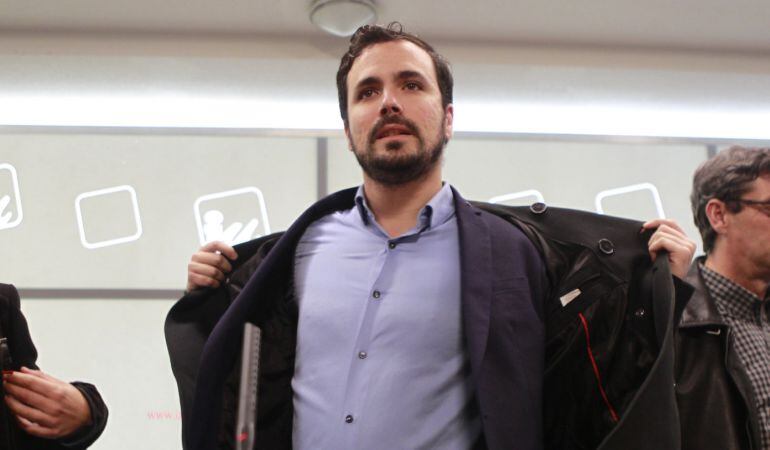 El dirigente de IU, Alberto Garzón (c), a su llegada al primer Consejo Político del partido tras las elecciones de diciembre.