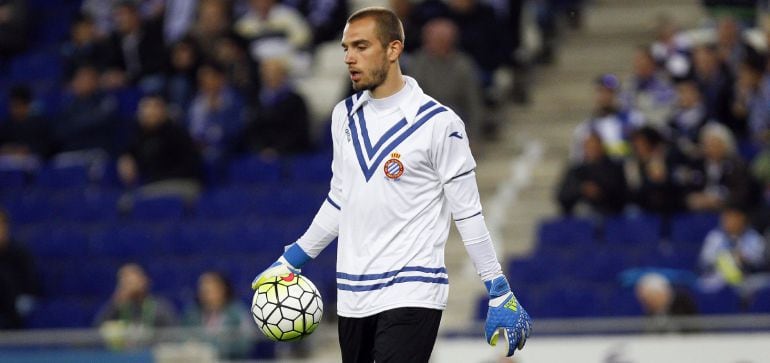 Pau López luce una camiseta en homenaje a Ricardo Zamora.