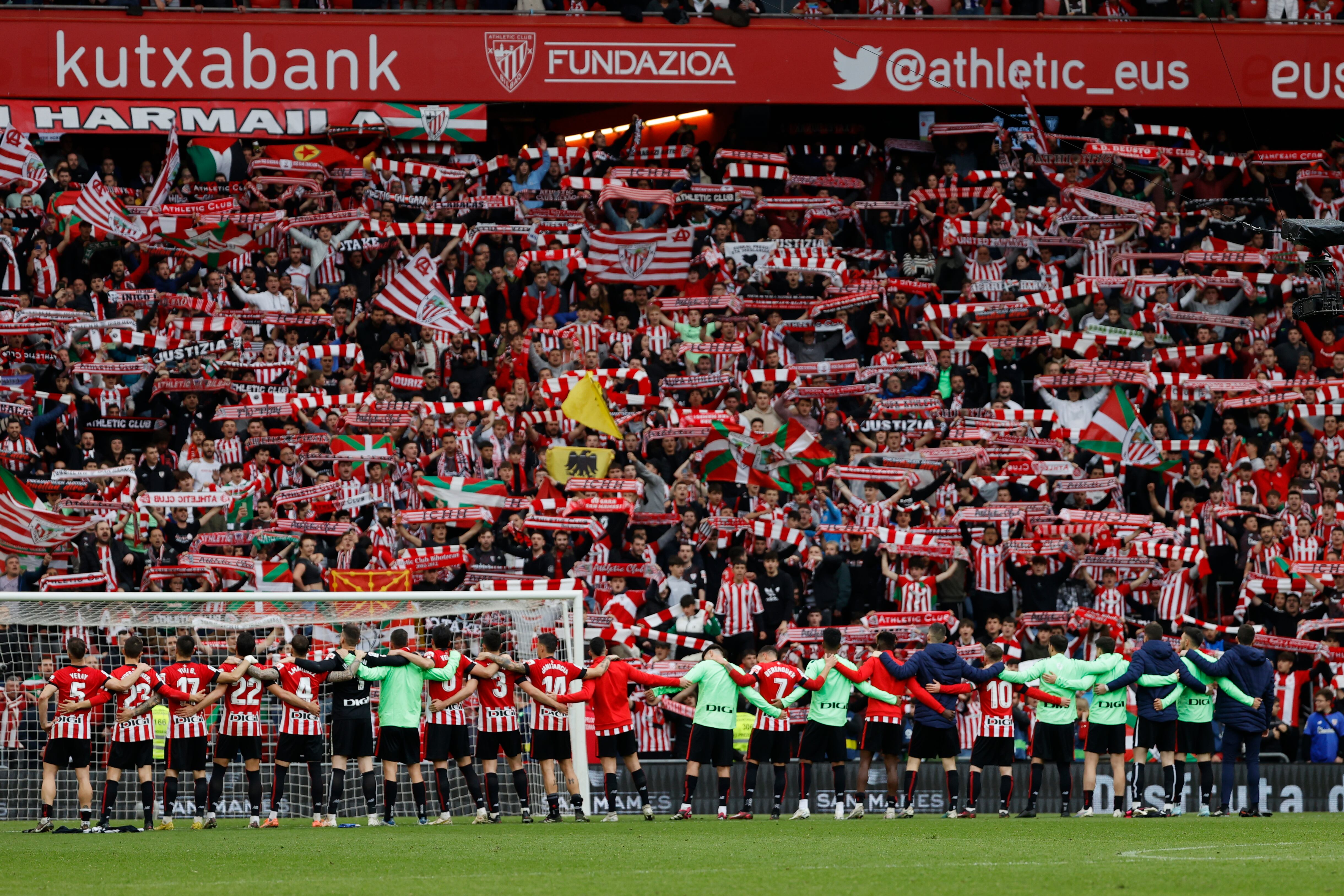 Los jugadores del Athletic Club de Bilbao celebran su victoria tras el partido de LaLiga entre Athletic de Bilbao y Real Sociedad