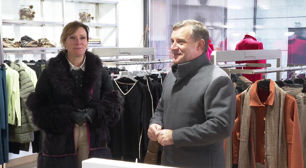 Els anteriors cònsols de Sant Julià visitant botigues de la parròquia la passada campanya electoral.