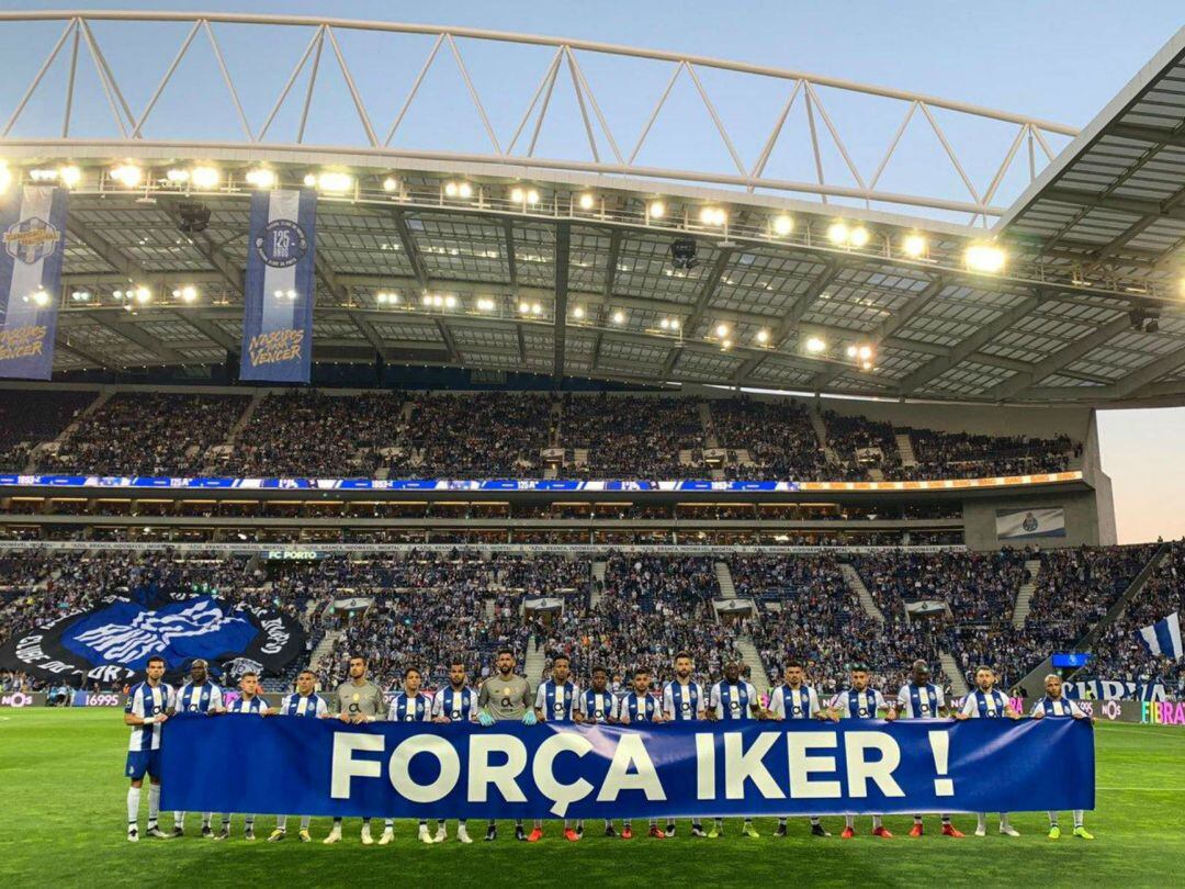 Momento en el que la plantilla al completo del Porto homenajea a Casillas