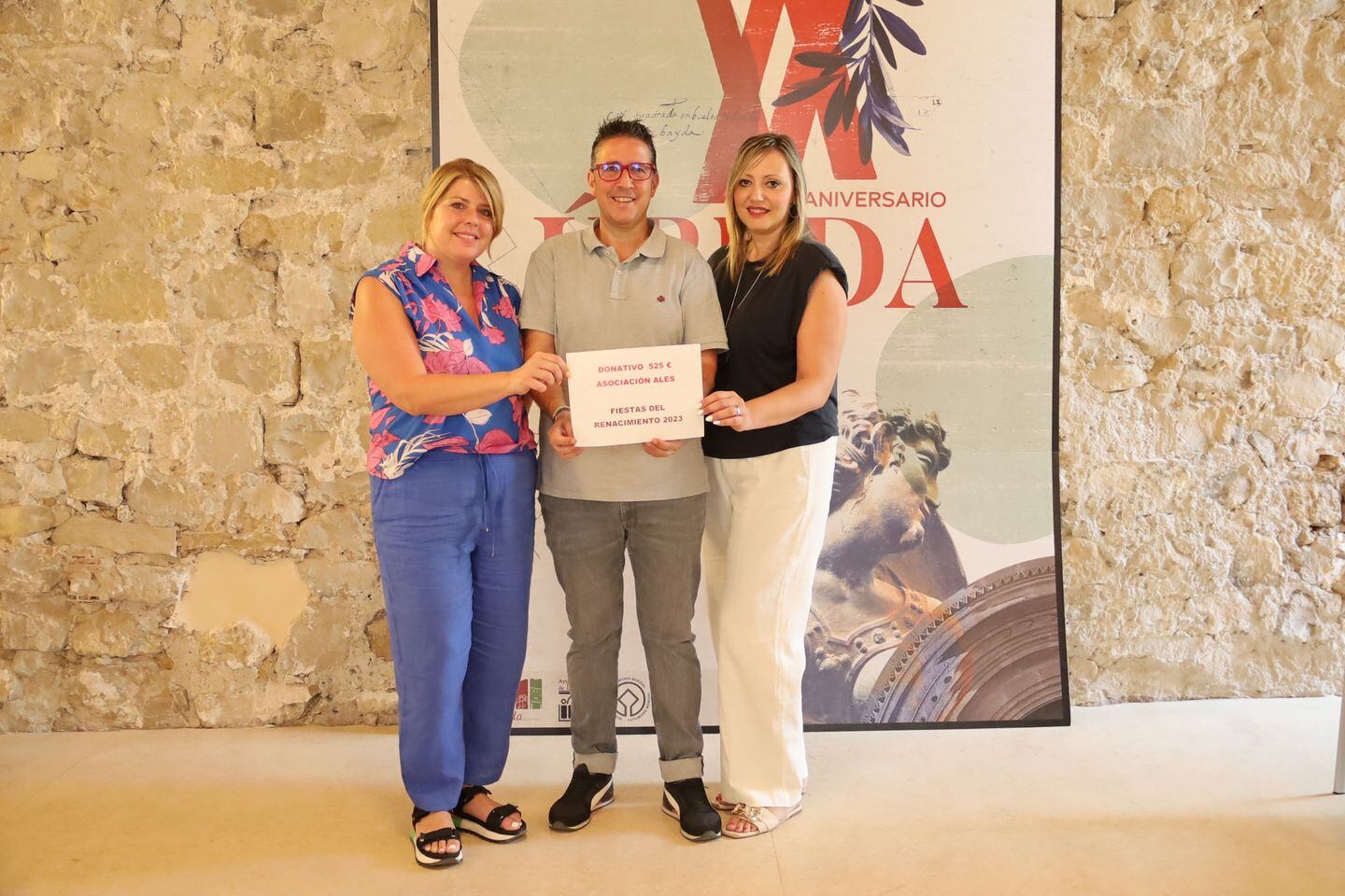 Entrega del dinero recaudado en las visitas guiadas de las Fiestas del Renacimiento a la asociación ALES