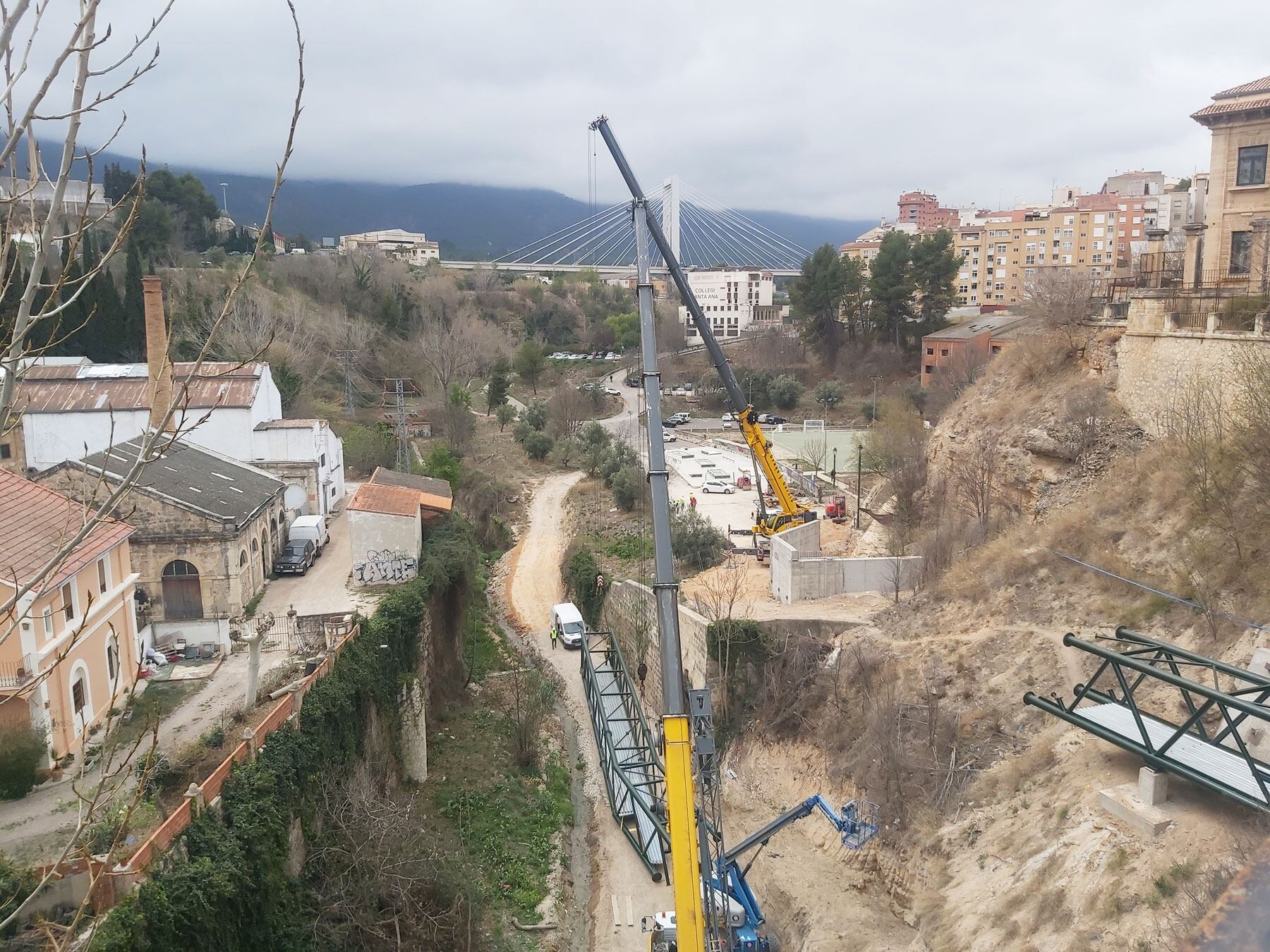 Trabajos para la instalación de la pasarela bajo el puente de Cervantes o María Cristina