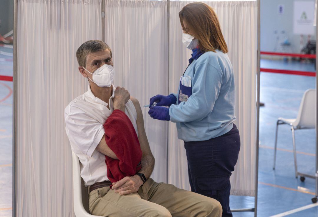 Un hombre se vacuna en Sevilla