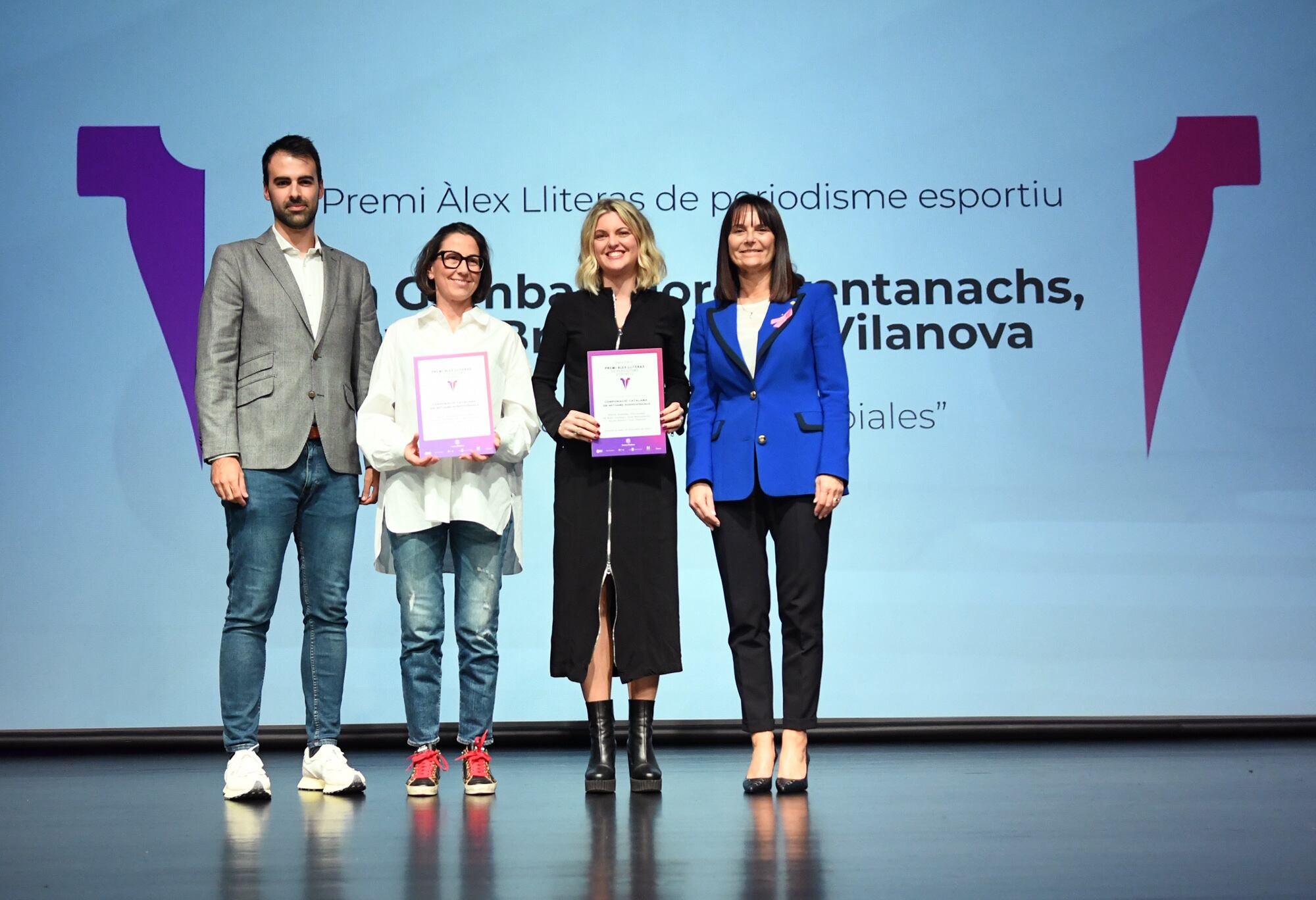 El fill d&#039;Àlex Lliteras, Roger Lliteras; les guanyadores del VI Premi Àlex Lliteras, Alba Oliva i Ruth Gumbau; i la ministra de Cultura, Joventut i Esports, Mònica Bonell.