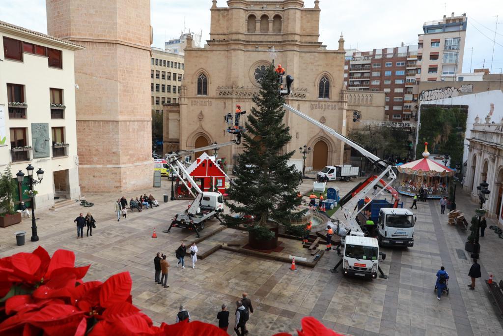 Castellón ultima los detalles del encendido de las luces de Navidad con el montaje de un árbol de 12 metros de altura.