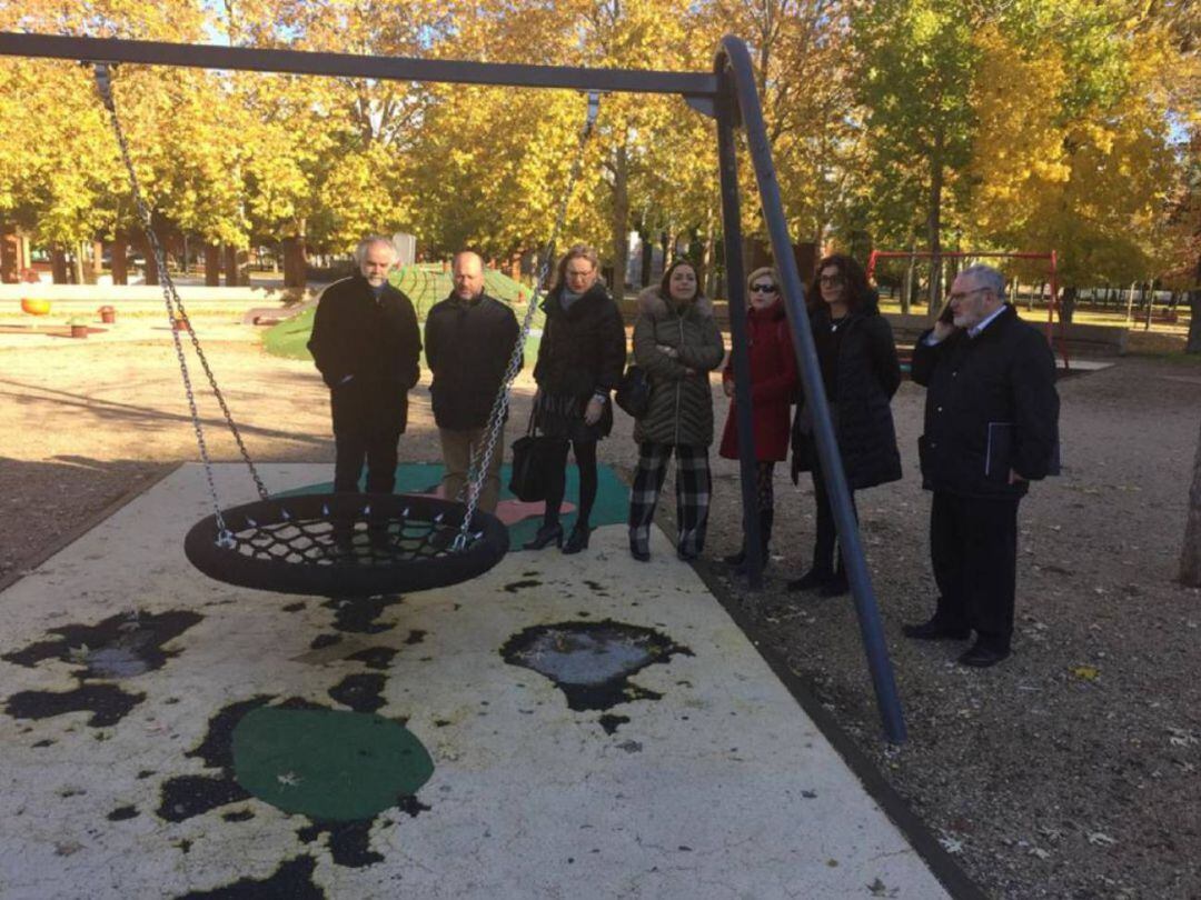 Reciente visita del Grupo Socialista en el Ayuntamiento de Palencia a la zona infantil del Parque de la Carcavilla en el Barrio de San Antonio de Palencia