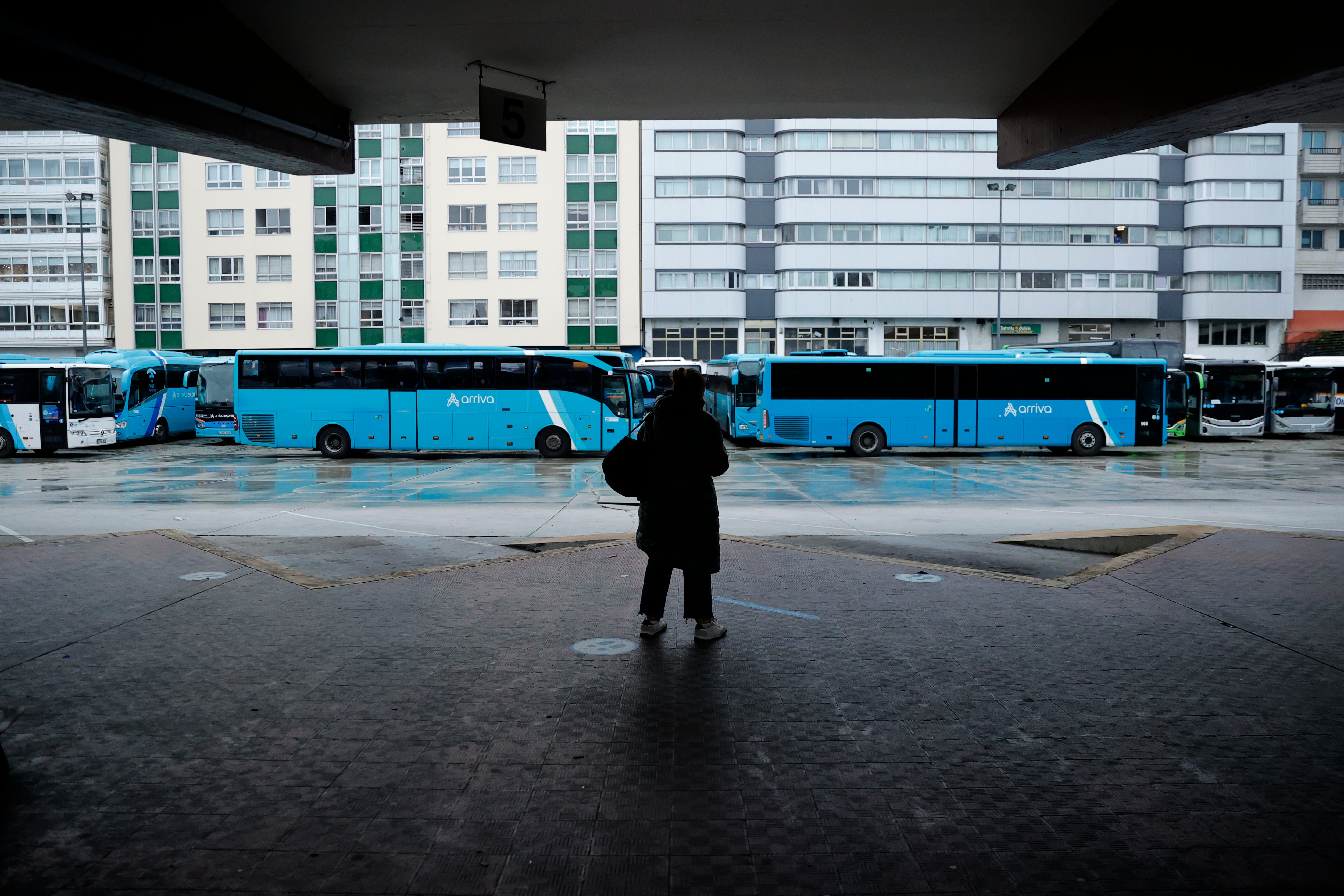 A CORUÑA (ESPAÑA), 15/12/2025.- Andenes de la estación de autobuses de A Coruña durante la huelga en el transporte de viajeros por carretera de A Coruña, una protesta convocada por los sindicatos CIG, UGT y CCOO para los días 5, 12, 15 y 19 de este mes de diciembre en demanda de un convenio colectivo "digno". EFE/Cabalar