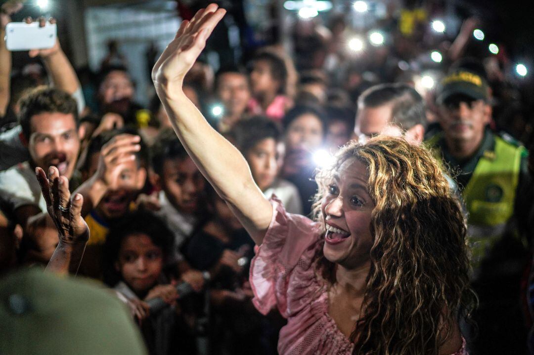 Shakira saluda a sus seguidores en Colombia