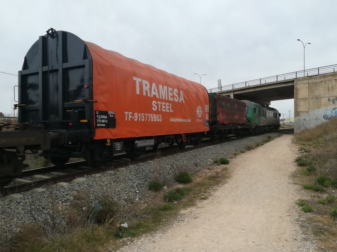 El tren bobinero atraviesa el tramo arandino del Tren Directo con destino a las empreas del polígono Prado Marina