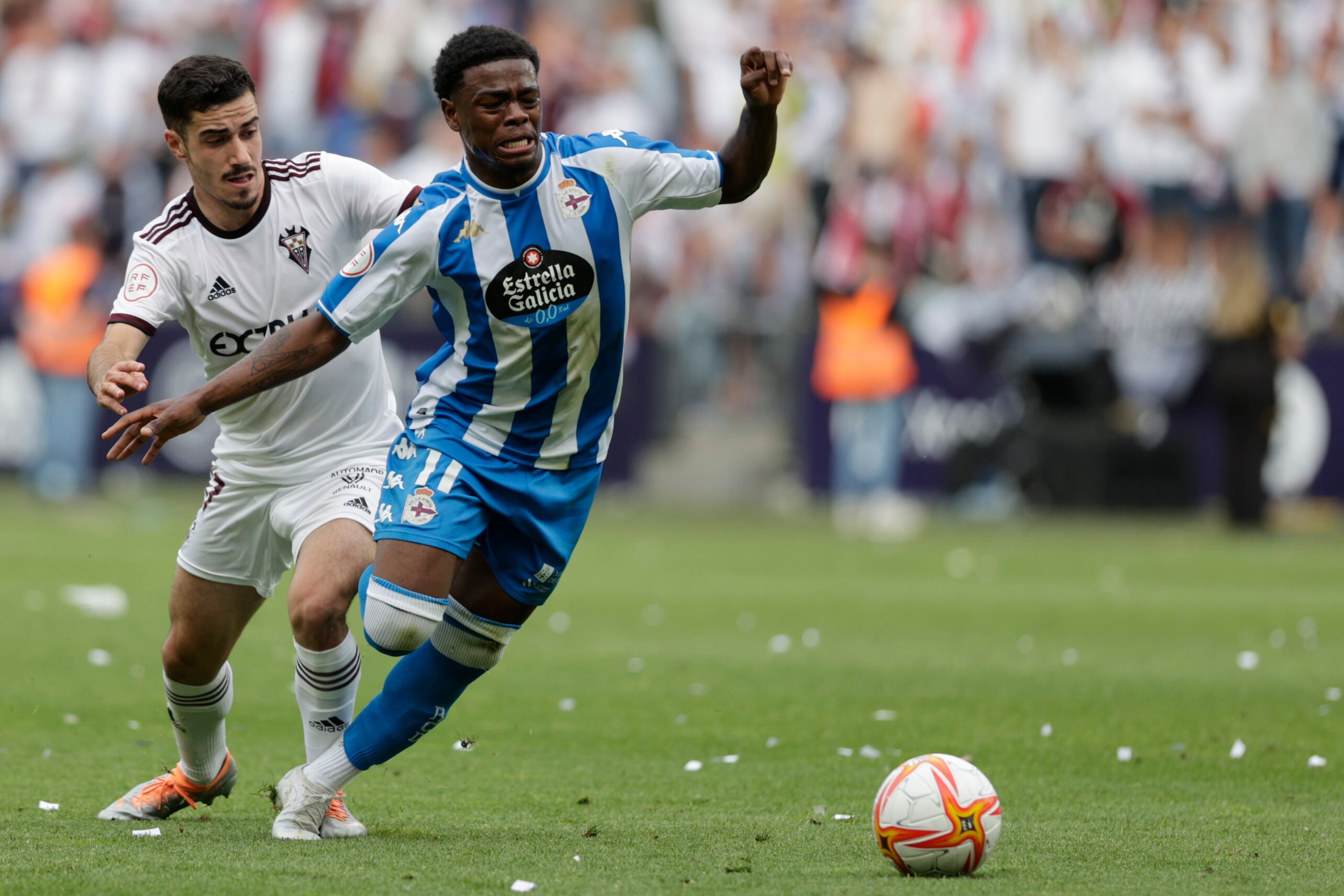 GRAF172. A CORUÑA, 11/06/2022.- El delantero del Deportivo William (d) y el defensa del Albacete J. Alonso durante la final del playoff de ascenso a LaLiga SmartBank, diputado en el estadio de Riazor, por una plaza en Segunda División. EFE/Cabalar