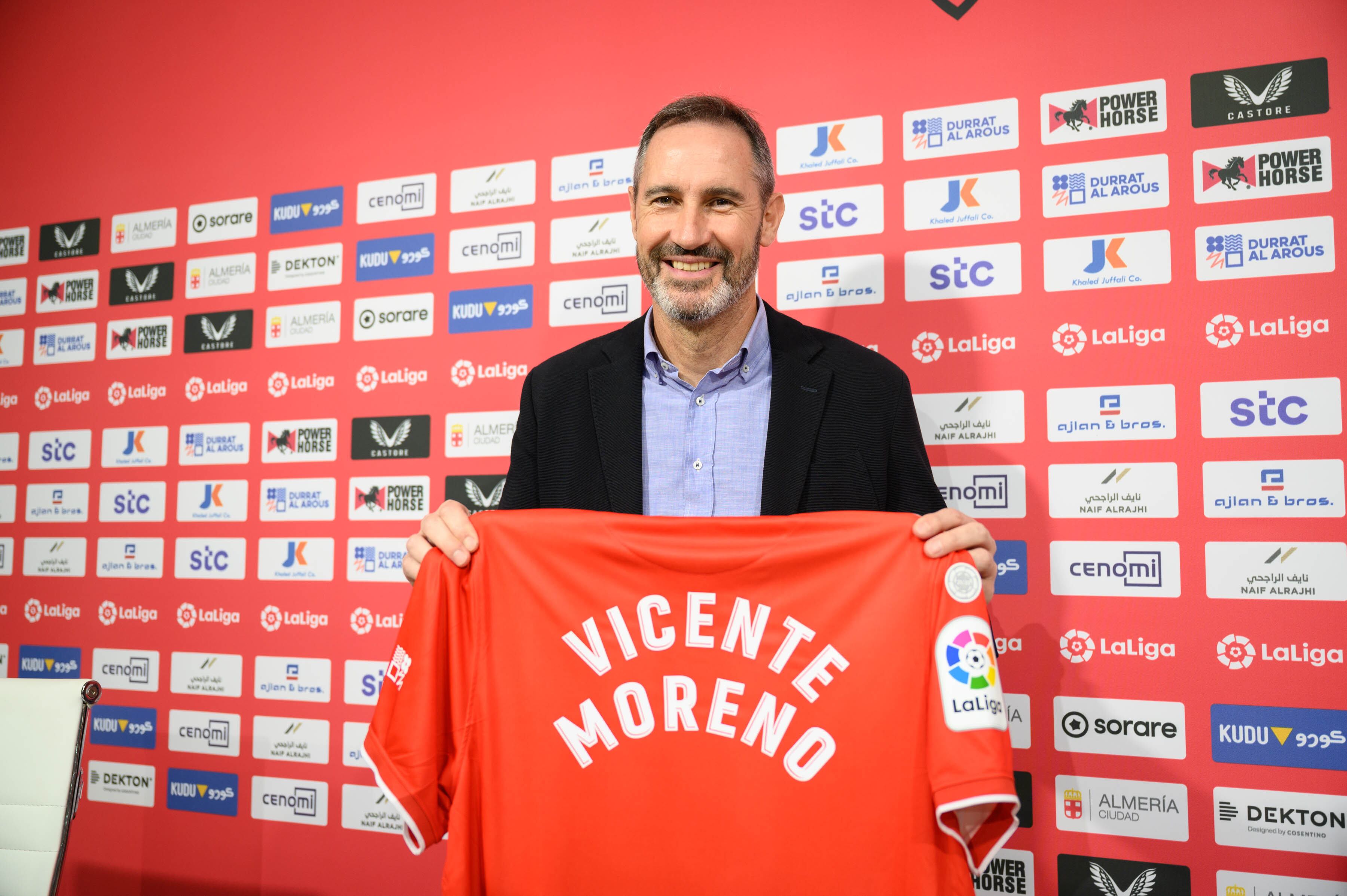 Vicente Moreno no vive ajeno a la movida de su banquillo.