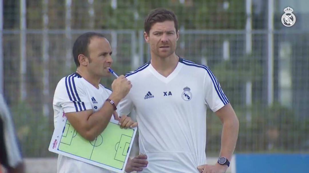 Xabi Alonso entrenando a su equipo en el Real Madrid 