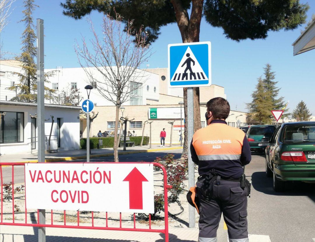 Dispositivo de vacunación contra la covid en el Hospital de Baza (Granada), con la asistencia del voluntariado de Protección Civil