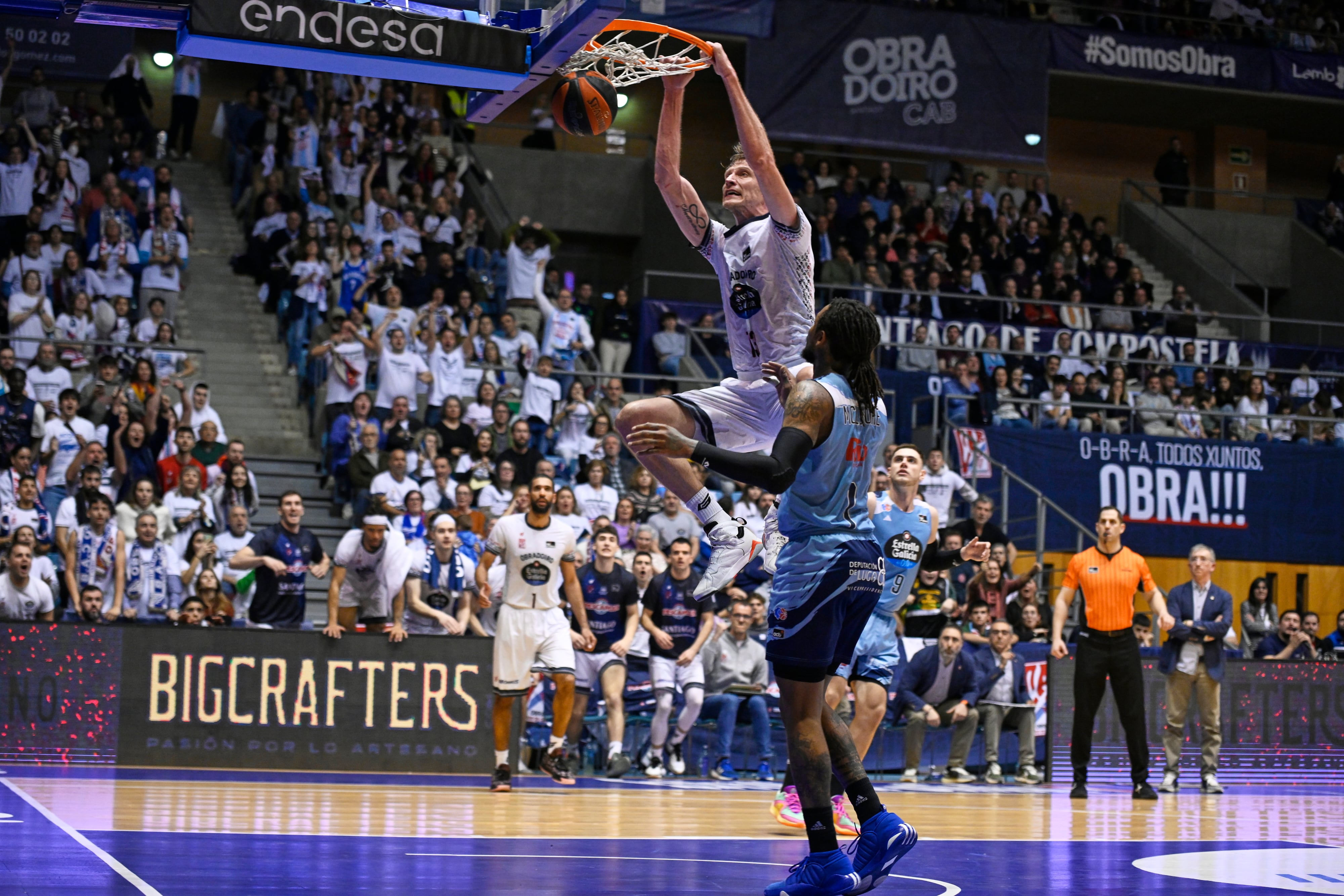 Artem Pustovyi machaca el aro del Breogán en el tramo final del derbi