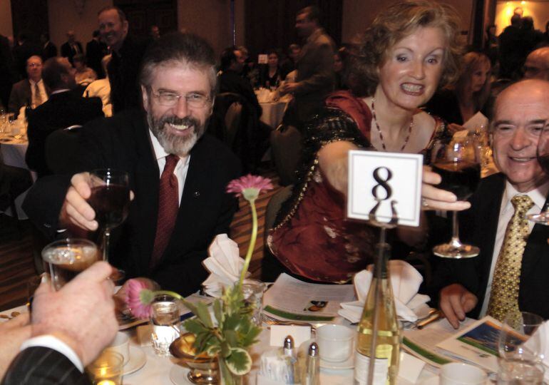 El exlíder del Sinn Féin, Gerry Adams, brindando en una cena organizada por simpatizantes de su formación política en Toronto (Canadá), en 2010.