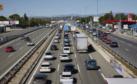 Un atasco en el km. 23 de la autopista A-1, con motivo de la operación salida de este puente del Pilar.