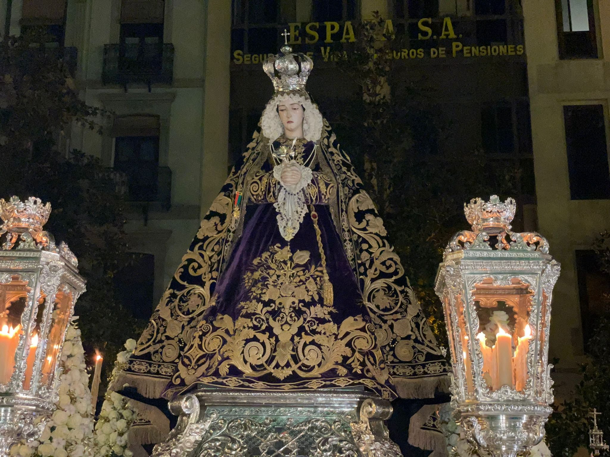 La Virgen de la Soledad de Granada, antes de su coronación, recibió en la Plaza del Carmen la Medalla de Oro de la ciudad de manos del alcalde