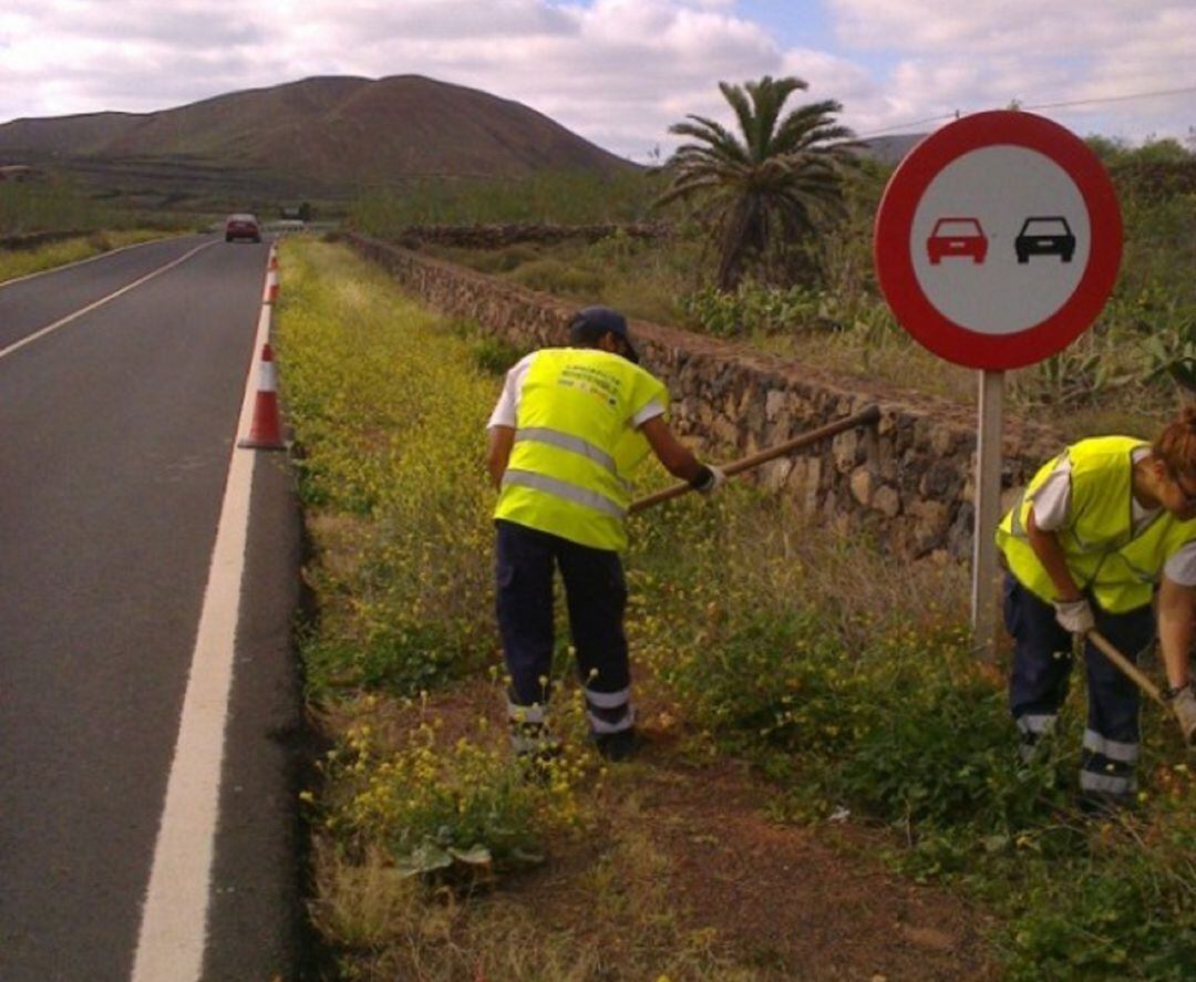 Operarios trabajando en una carretera de Lanzarote.