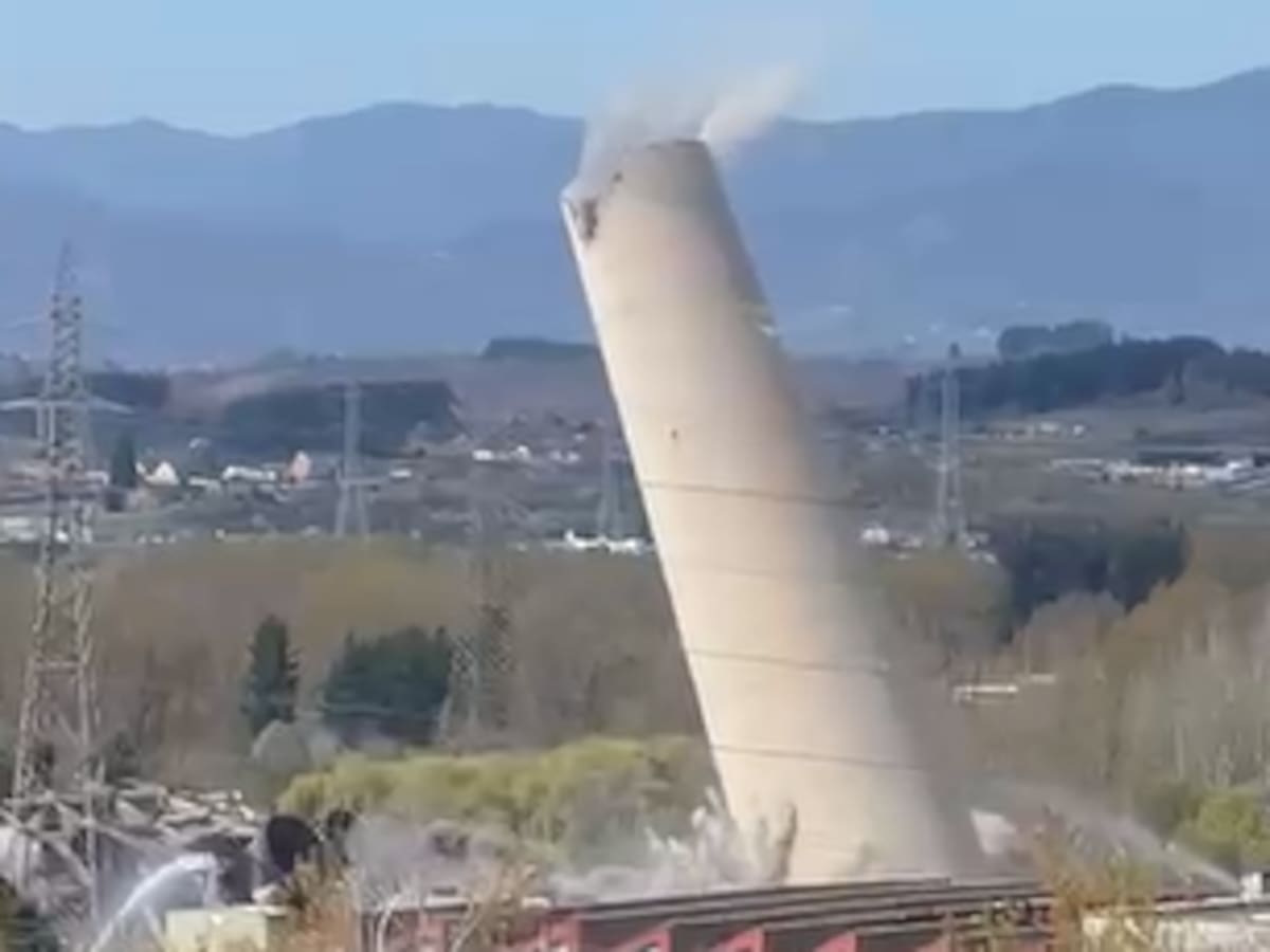 Una nueva explosion de dinamita acaba con el último fragmento en pie de las chimeneas de Compostilla